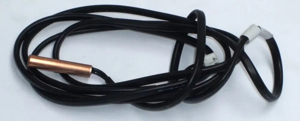 Daikin-Sensor mit Kabel, ausgestattet mit einem metallischen Ende und zwei Kabeln, auf weißem Hintergrund.
